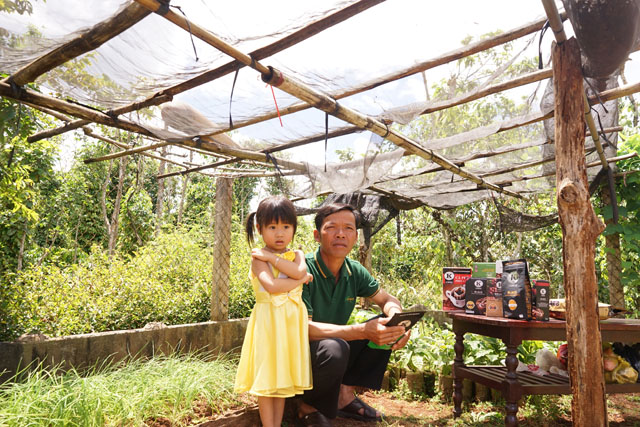 Anh Phạm Thành, hộ nông dân tham gia Chương trình trồng cà phê tiêu chuẩn UTZ