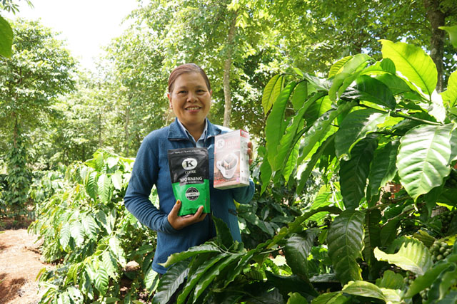 Chị Bích Thụ, hộ nông dân tham gia Chương trình trồng cà phê tiêu chuẩn UTZ