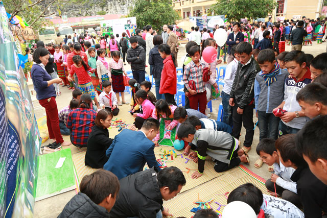 Đoàn thiện nguyện của SeABank tại Mèo Vạc, Hà Giang