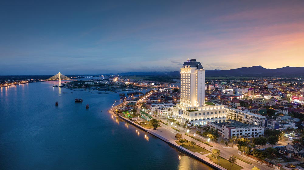 Với 21 tầng cao Vinpearl Hotel Quảng Bình sở hữu tầm nhìn “triệu đô” và dịch vụ tiêu chuẩn 5 sao quốc tế, xứng đáng trở thành niềm kiêu hãnh hiện đại với cộng đồng du khách quốc tế