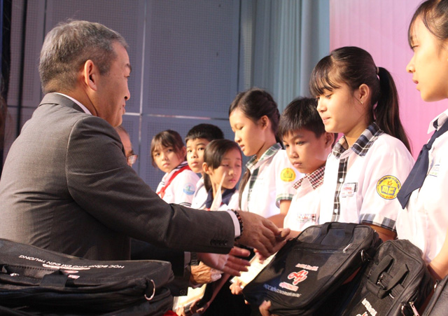 Ông Keiji Kaneko – Tổng giám đốc Công ty Ajinomoto Việt Nam trao học bổng cho các em học sinh