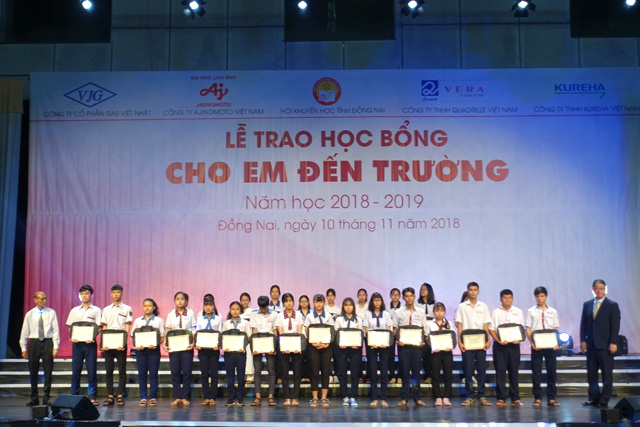 Đại diện Hội khuyến học tỉnh Đồng Nai và Công ty TNHH Kureha Việt Nam tặng học bổng cho các em học sinh