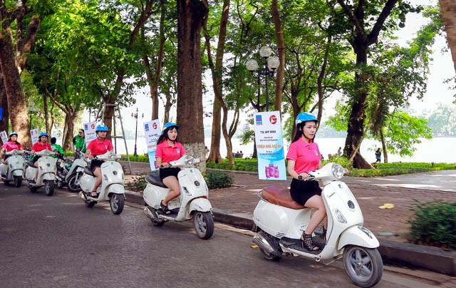 Đoàn roadshow giới thiệu về chương trình qua nhiều tuyến phố của Hà Nội
