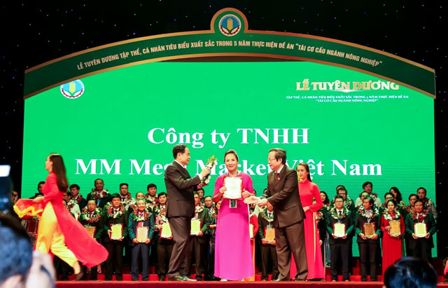 Đại diện MM Mega Market Việt Nam vinh dự nhận giải thưởng “doanh nghiệp vì nhà nông” của Bộ NN&PTNT