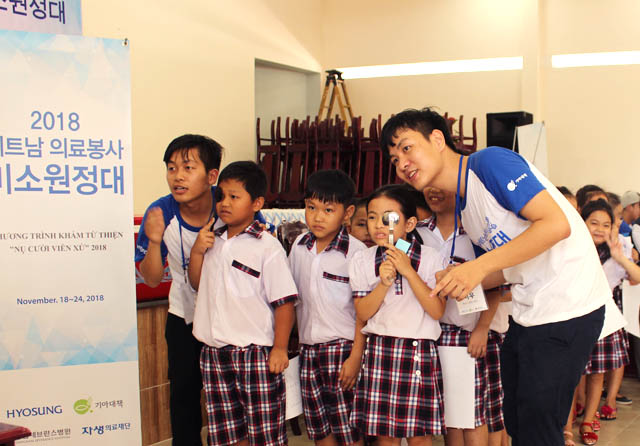 Đoàn tình nguyện kiểm tra mắt tại trường Tiểu học Phước Thiền chiều ngày 19/11