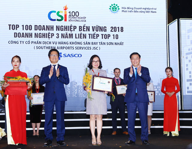 Phó Thủ tướng chính phủ Vương Đình Huệ và Chủ tịch VCCI Vũ Tiến Lộc vinh danh SASCO trong Top 10 doanh nghiệp phát triển bền vững 3 năm liên tiếp