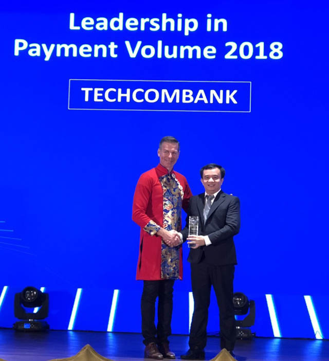 Ông Stephen Karpin, Tổng giám đốc khu vực Đông Nam Á và Nam Á của Visa trao giải cho đại diện Techcombank