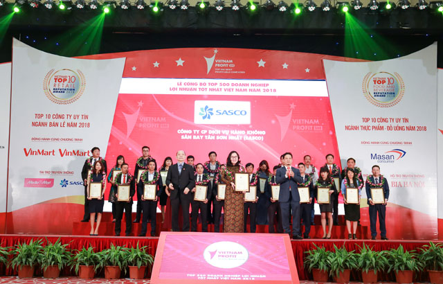 Bà Nguyễn Minh Ngọc, Phó Tổng Giám đốc SASCO nhận Giải thưởng Top 500 doanh nghiệp có lợi nhuận tốt nhất Việt Nam năm 2018