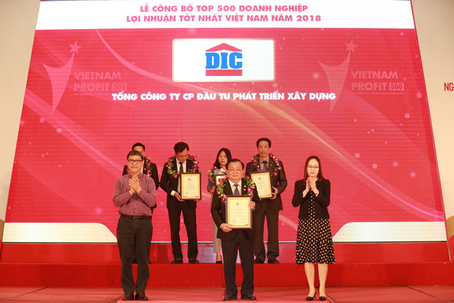 Ông Trần Minh Phú, Tổng Giám đốc tập đoàn DIC nhận chứng nhận danh hiệu từ Ban tổ chức sự kiện