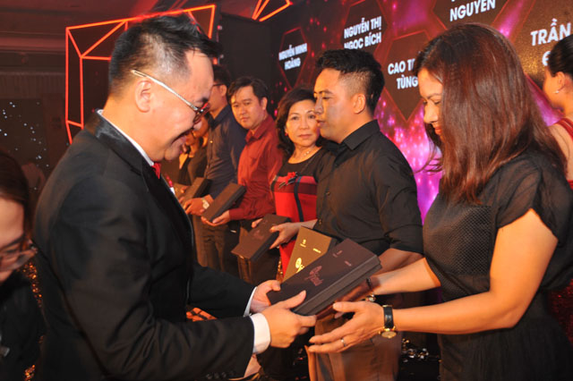 Đại diện lãnh đạo Gamuda Land (HCMC) trao quà cho khách hàng thân thiết