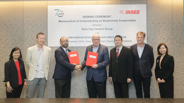 Ông Paul Heinz Hugentobler (đứng giữa) - Chủ tịch Tập đoàn Siam City Cement (SCCC) ký kết thực hiện bảo tồn đa dạng sinh học