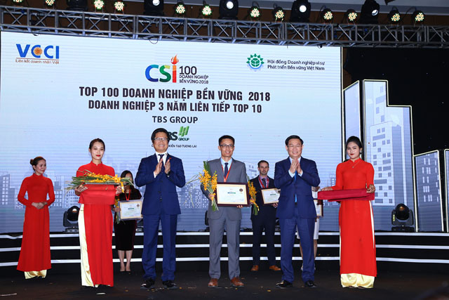 Phó Thủ tướng Chính phủ Vương Đình Huệ và Chủ tịch VCCI Vũ Tiến Lộc cùng trao chứng nhận doanh nghiệp 3 năm liên tiếp có trong Top 10 doanh nghiệp bền vững cho TBS Group