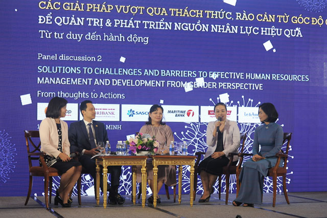 Bà Đoàn Thị Mai Hương, Tổng Giám đốc SASCO cùng các diễn giả thảo luận các giải pháp vượt qua thách thức và rảo cản để quản trị và phát triển nguồn nhân lực hiệu quả