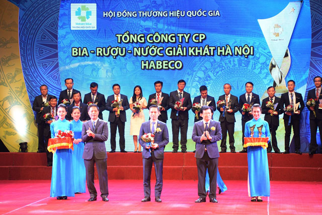 Ông Ngô Quế Lâm, Tổng Giám đốc Habeco nhận biểu trưng và hoa kỷ niệm do Phó Thủ tướng Chính phủ Trịnh Đình Dũng và Bộ Trưởng Bộ Công Thương Trần Tuấn Anh trao tặng tại Lễ công bố Thương hiệu Quốc gia năm 2018