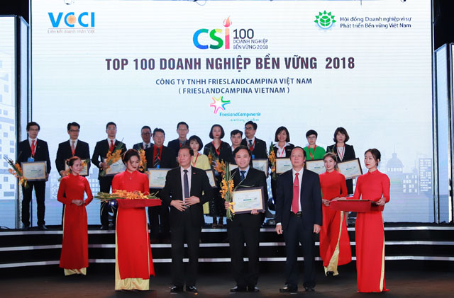 Đại diện Sữa Cô Gái hà Lan (giữa) nhận giải thưởng tại Lễ Công Bố doanh nghiệp Bền vững 2018 của VCCI
