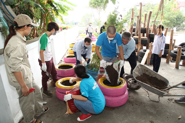 Các tình nguyện viên từ Ford Việt Nam tham gia xây dựng sân chơi