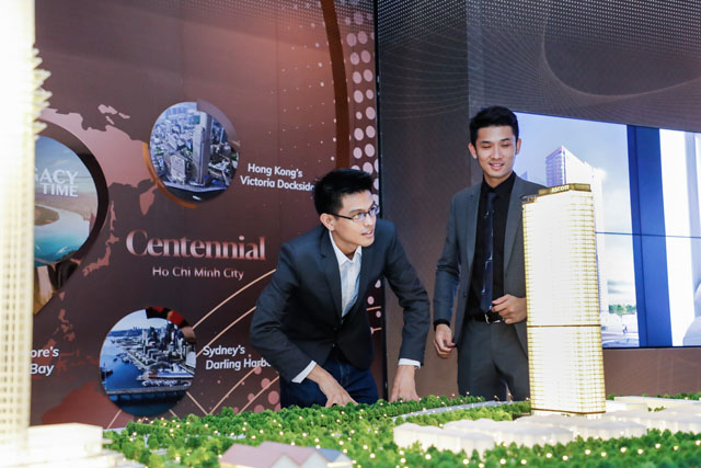 Ông Victor Nguyễn (quốc tịch Mỹ) rất ấn tượng với căn hộ mẫu Centennial