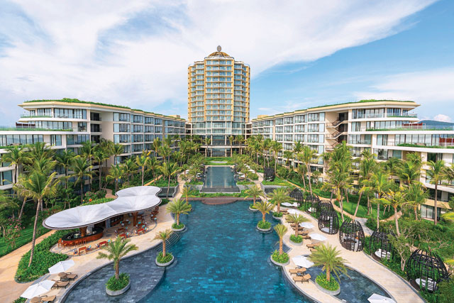 Khu nghỉ dưỡng InterContinental Phu Quoc Long Beach Resort nằm tại Phu Quoc Marina có 459 phòng tiêu chuẩn, phòng suite và các biệt thự cao cấp cùng tiện ích giải trí 5 sao là sự kết hợp hoàn hảo giữa nét sang trọng tinh tế của kiến trúc, vẻ đẹp tuyệt mỹ của tầm nhìn hướng biển