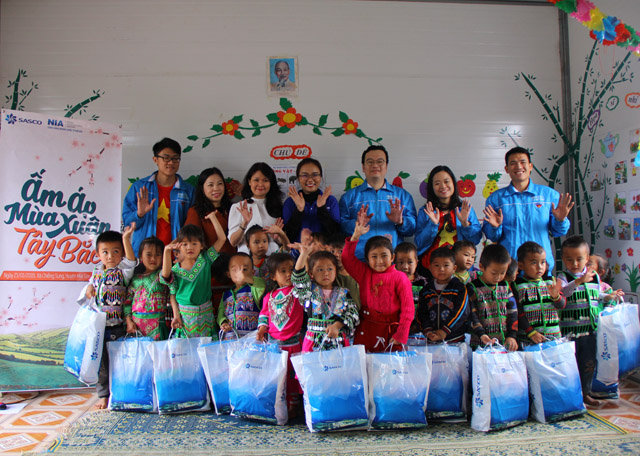Đoàn công tác tặng áo ấm tại điểm trường mầm non Chiềng Sung