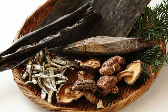 Cá khô nhỏ niboshi, nấm shiitake,… là các nguyên liệu thường dùng để tạo nên vị umami cho nước dùng dashi truyền thống