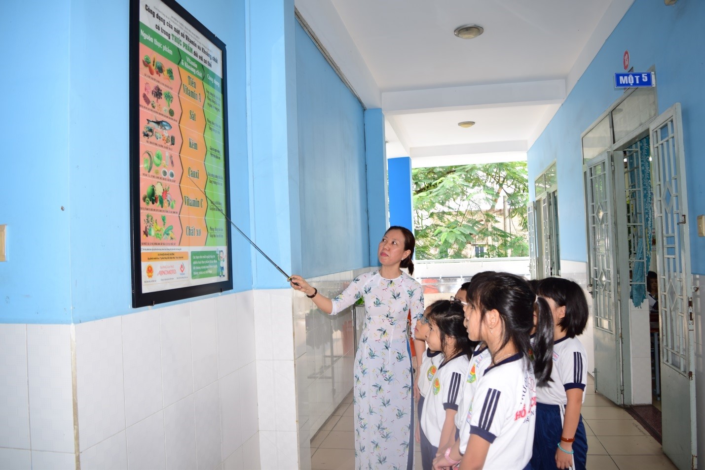 Thầy và trò trường tiểu học Hồ Văn Cường (Q. Tân Phú, TP. HCM) cùng học hỏi kiến thức dinh dưỡng thông qua Bộ áp phích Ba phút thay đổi nhận thức