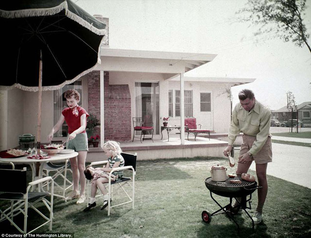 Người Mỹ những năm 1950 sẵn sàng rời trung tâm về ngoại đô để đổi lấy không gian sống xanh, thoáng mát. Bức ảnh một ngôi nhà sân vườn ở Long Beach, California. (Ảnh: Courtesy of The Huntington Library).