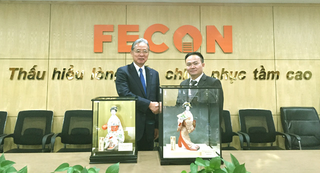 Ông Phạm Việt Khoa, Chủ tịch FECON (bên phải) và ông Kazuo Suzuki, Chủ tịch Tập đoàn Raito Kogyo bắt tay ghi dấu cho sự hợp tác mới giữa hai bên