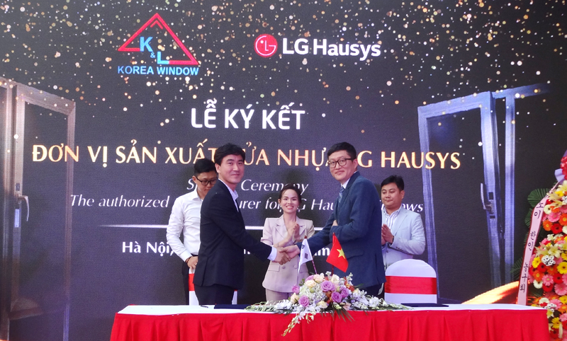 Ông Kim Ho Seop, Giám đốc K&L Vina và ông Lee Sang Hyeon, đại diện cho Công ty TNHH  LG Hausys ký kết hợp tác về việc uỷ quyền sử dụng, sản xuất chế tạo cửa uPVC và phụ kiện của thương hiệu LG Hausys tại thị trường Việt Nam