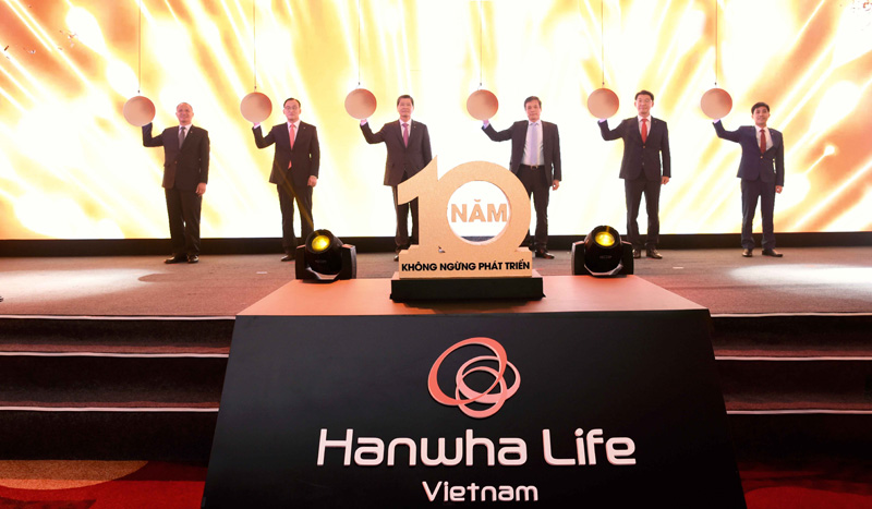 Lãnh đạo Tập đoàn Hanwha, Hanwha Life Việt Nam và Đại diện Cục Quản lý, Giám Sát Bảo hiểm thực hiện nghi thức kỷ niệm 10 năm thành lập