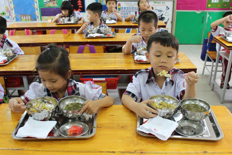 Bữa trưa bán trú tại trường tiểu học Âu Cơ (Q. Tân Phú, TP. HCM) được chuẩn bị theo Phần mềm
