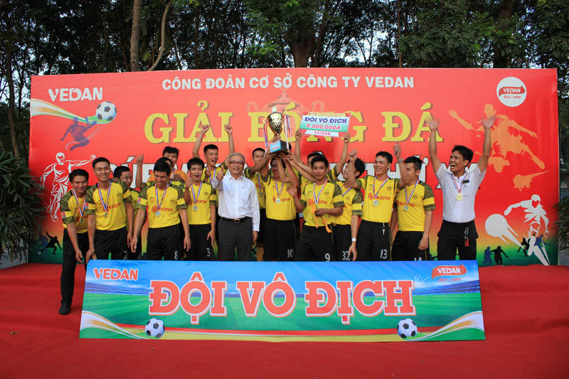 Ông Yang Kun Hsiang,Phó Chủ tịch kiêm Tổng giám đốc Vedan trao cúp vô địch cho đội Xưởng Tinh chế