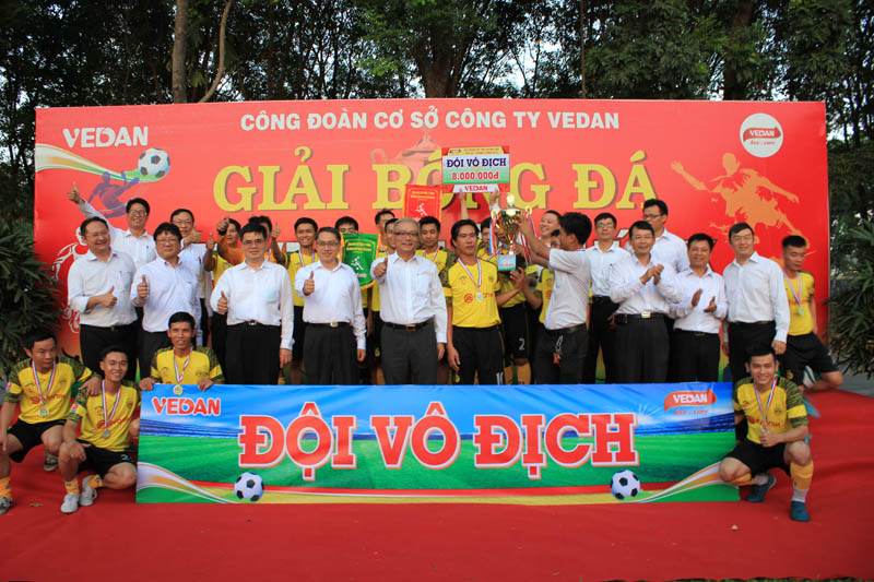 Ban giám đốc Vedan chụp ảnh lưu niệm với đội vô địch