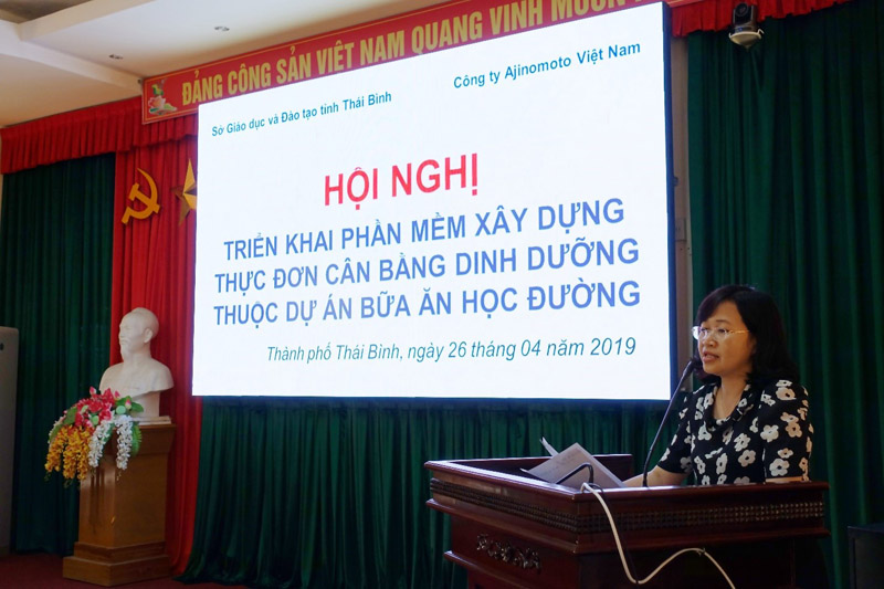 Bà Trần Thị Bích Vân,  Phó Giám đốc Sở Giáo dục và Đào tạo tỉnh Thái Bình phát biểu tại Hội nghị
