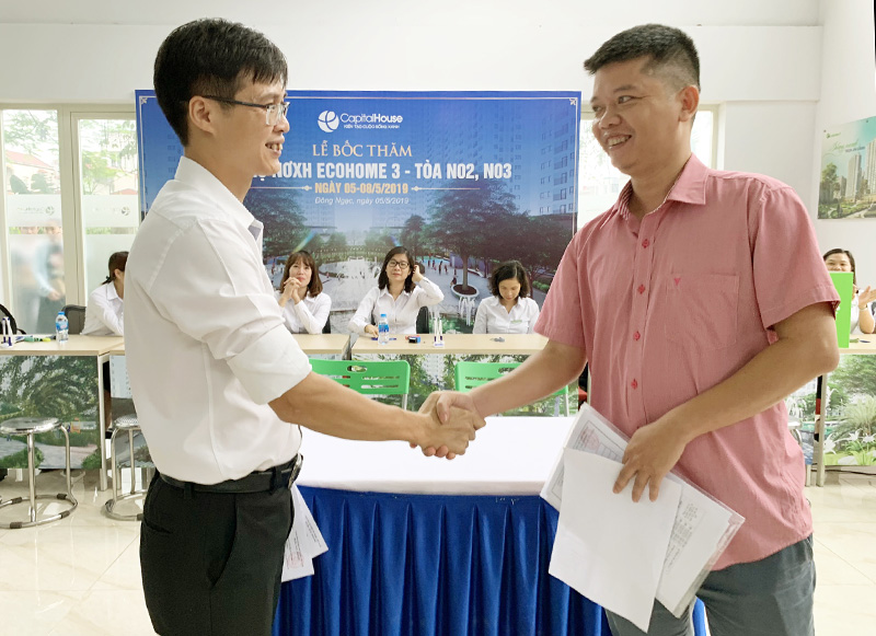 Anh Lê Xuân Hà (phải) vui mừng khi nhận cơ hội mua một căn hộ tại Dự án EcoHome 3 – Tòa NO2 và NO3