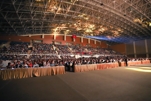 Lễ ra mắt được diễn ra tại Cung Điền kinh Quốc gia với hơn 6.000 khách mời tham dự