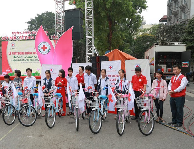 Agribank dành tặng 50 chiếc xe đạp cho các em học sinh nghèo vượt khó Trường THPT Đan Phượng