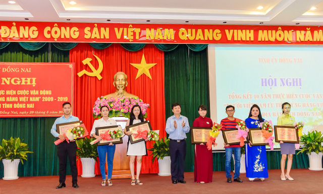 Bà Nguyễn Thu Thủy (áo xanh ), Phó Giám đốc Phòng Đối Ngoại Vedan Việt Nam vinh dự nhận Biểu Dương của Ban chỉ đạo Cuộc vận động