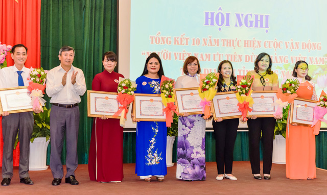 Bà Nguyễn Thu Thủy, Phó Giám đốc Phòng Đối Ngoại Vedan Việt Nam vinh dự nhận bằng khen của UBND tỉnh Đồng Nai