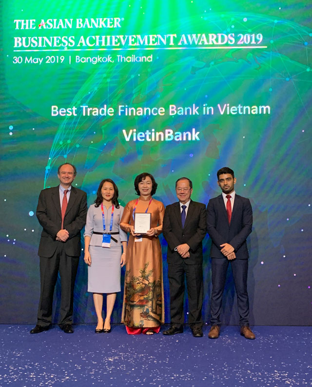 Bà Trần Thị Minh Đức, Giám đốc Khối Vận hành, hàm Phó Tổng Giám đốc VietinBank tham dự sự kiện và nhận giải thưởng