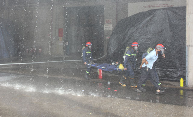 Lực lượng PCCC chuyên nghiệp bất chấp nguy hiểm đưa người bị nạn ra khỏi đám cháy