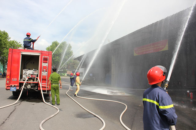 Lực lượng PCCC chuyên nghiệp phun nước dập tắt đám cháy