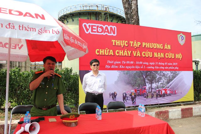 Trung tá Lê Quang Bằng, Phó Trưởng Công an huyện Long Thành hướng dẫn chỉ đạo chữa cháy và cứu nạn cứu hộ