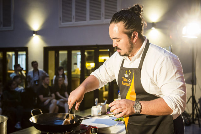  Đầu bếp Adam Liaw trình diễn nấu ăn trong khuôn khổ chương trình Taste of Australia tại Hà Nội