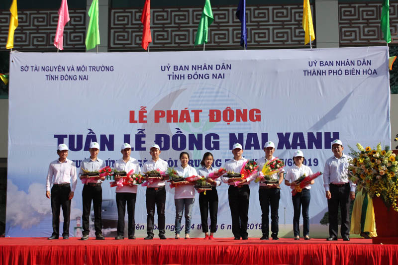 Ông Tsai Ping Hsuan (thứ 4 phải qua) đại diện Vedan Việt Nam tham dự Lễ phát động “Tuần lễ Đồng Nai xanh” năm 2019