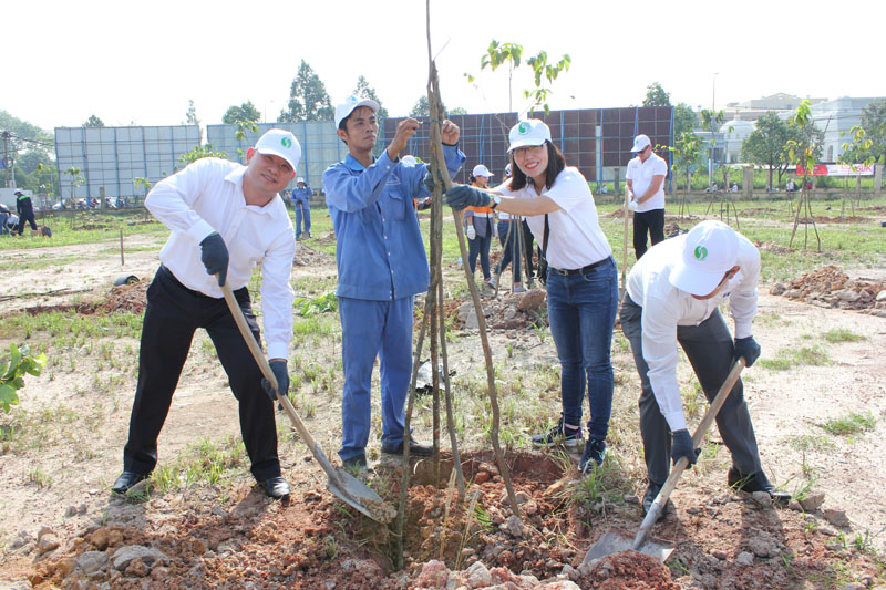 Ông Tsai Ping Hsuan đại diện Vedan Việt Nam tham gia trồng cây trên địa bàn TP. Biên Hòa