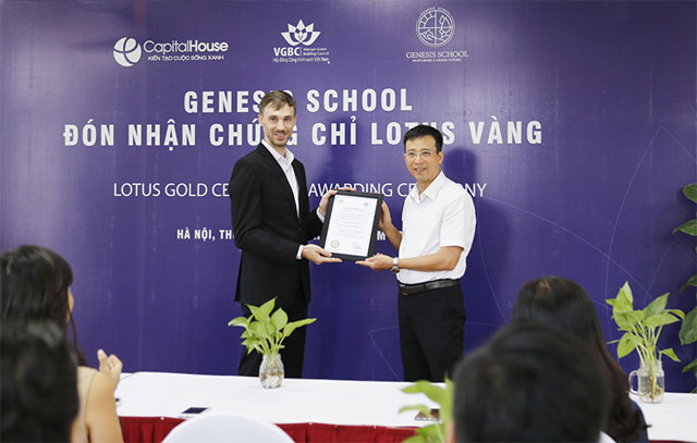 Đại diện Hội đồng Công trình xanh Việt Nam (VGBC) trao  chứng chỉ xanh Lotus hạng vàng cho Trường Mầm non và Tiểu học Genesis 