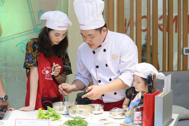 Đầu bếp Ajinomoto Cooking Studio hướng dẫn các gia đình thực hiện món ăn
