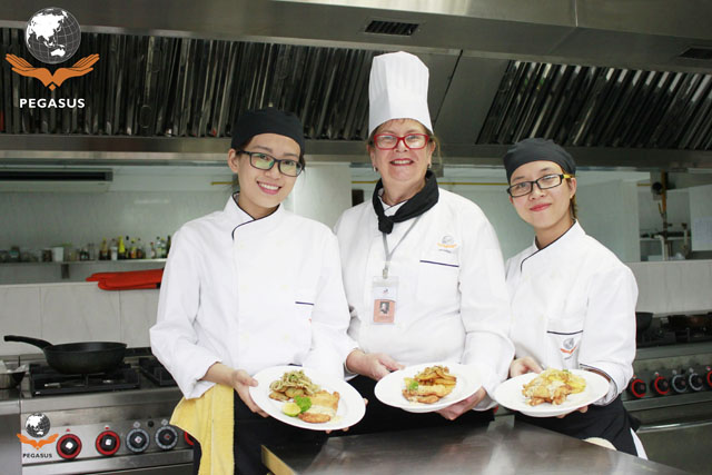 Học viên được các chuyên gia trong lĩnh vực ẩm thực trực tiếp giảng dạy