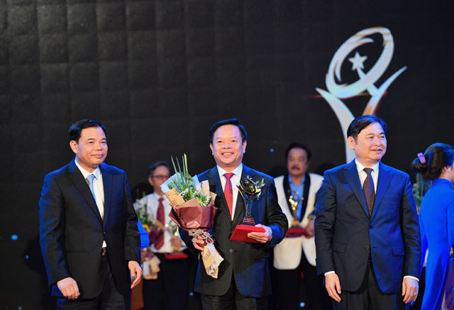 Đại diện Vedan Việt Nam, ông Kuo Ting Hung, Phó Tổng Giám đốc nhận Giải Vàng Chất lượng Quốc gia năm 2018 từ Ban tổ chức