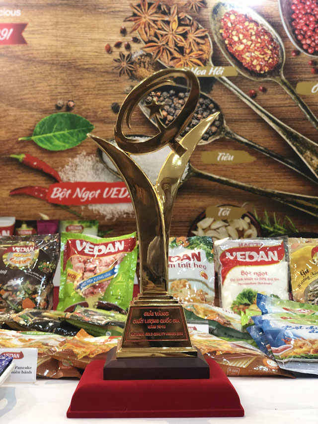 Cúp lưu niệm Giải Vàng Chất lượng Quốc gia năm 2018 được trao cho Vedan Việt Nam